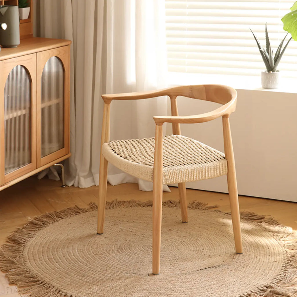 Σκανδιναβική καρέκλα τραπεζαρίας με κυρτά ξύλινα μπράτσα και πλεκτή έδρα