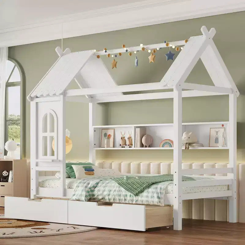 Κρεβάτι πλατφόρμα τύπου σπιτάκι με συρτάρια αποθήκευσης και παράθυρο, σκελετός από μασίφ ξύλο με ράφια, παιχνιδιάρικος σχεδιασμός, ανοιχτό λευκό