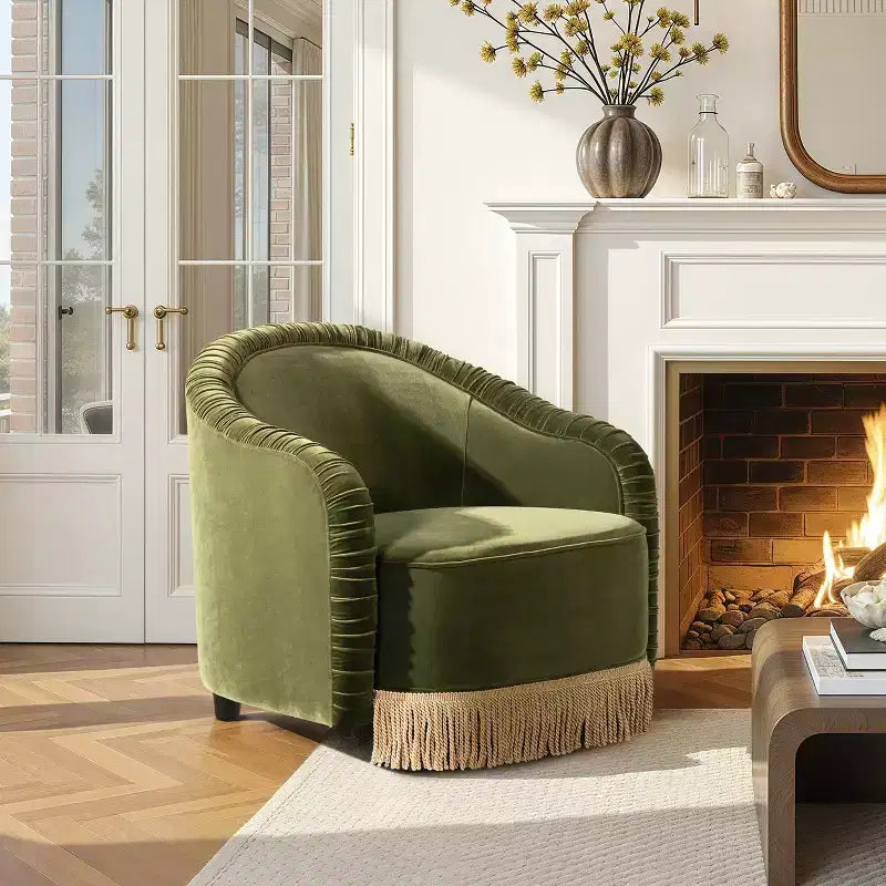 Πολυθρόνα Jennifer Taylor Home Serena 31.5 με πτυχωτή πλάτη σε σχήμα βαρελιού και κρόσσια, από βελούδο υψηλής αντοχής σε λαδί χρώμα