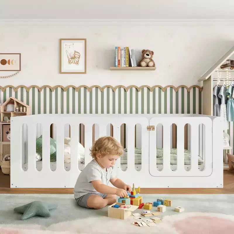 Λευκό κρεβάτι δαπέδου Montessori τύπου Twin με κάγκελα και πόρτα – Μασίφ ξύλο, 1 παιδί