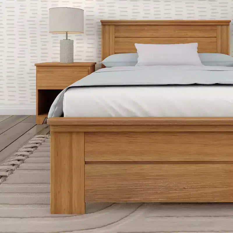 Κρεβάτι Plank+Beam Farmhouse διπλό (Full Size) με κεφαλάρι, πλατφόρμα από μασίφ ξύλο