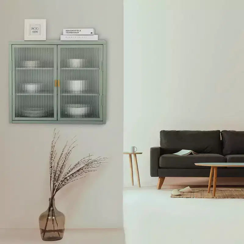 Επιτοίχιο ντουλάπι με διπλές γυάλινες πόρτες, με άφθονο αποθηκευτικό χώρο, αποσπώμενα ράφια στις πόρτες, πρακτικό ντουλάπι αποθήκευσης εργαλείων