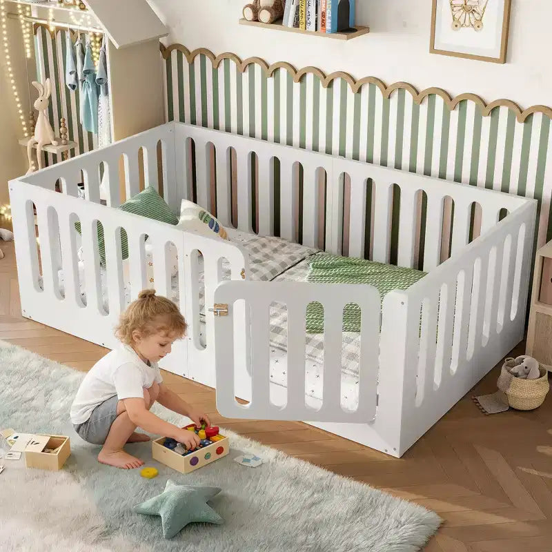 Λευκό κρεβάτι δαπέδου Montessori τύπου Twin με κάγκελα και πόρτα – Μασίφ ξύλο, 1 παιδί