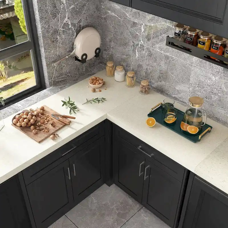 Γωνιακή κουζίνα σε σχήμα L με νησίδα: Άφθονος αποθηκευτικός χώρος με συρτάρια ομαλής ολίσθησης και πάγκο UV