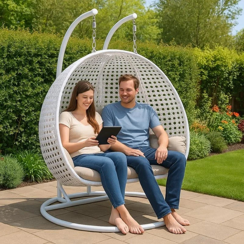 LeisureMod Κρεμαστή Πολυθρόνα Egg 2 Ατόμων με Βάση - Εξωτερική/Εσωτερική Κούνια-Αιώρα από Ρατάν με Μαξιλάρια
