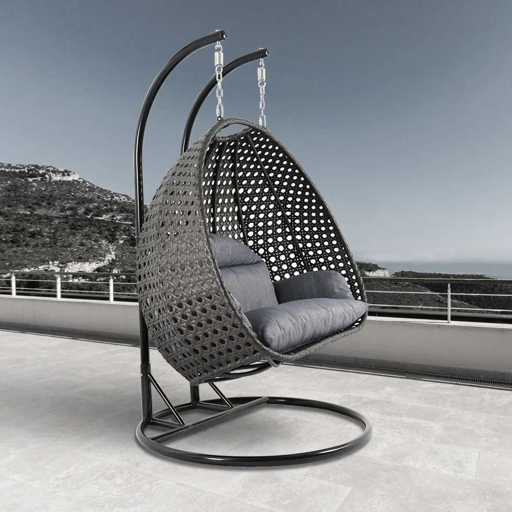LeisureMod Κρεμαστή Πολυθρόνα Egg 2 Ατόμων με Βάση - Εξωτερική/Εσωτερική Κούνια-Αιώρα από Ρατάν με Μαξιλάρια