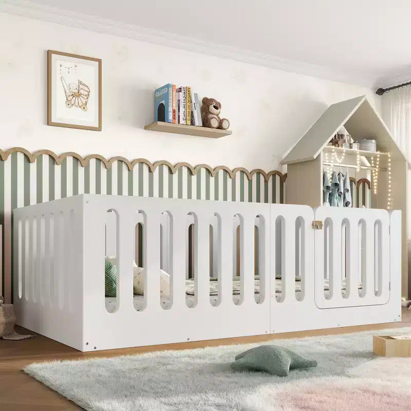 Λευκό κρεβάτι δαπέδου Montessori τύπου Twin με κάγκελα και πόρτα – Μασίφ ξύλο, 1 παιδί