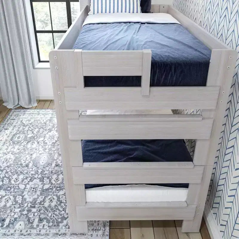 Κουκέτα Plank+Beam από μασίφ ξύλο σε στυλ αγροικίας, για δύο μονά κρεβάτια, κατάλληλη για ενήλικες