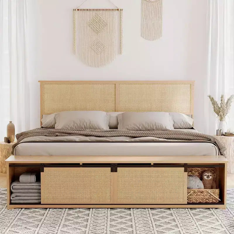 Σκελετός κρεβατιού σε Boho Farmhouse στυλ από φυσικό ρατάν, με αποθηκευτικό χώρο με συρόμενη πόρτα τύπου αχυρώνα, κεφαλάρι με φωτισμό LED και πόδια στήριξης από μασίφ ξύλο.