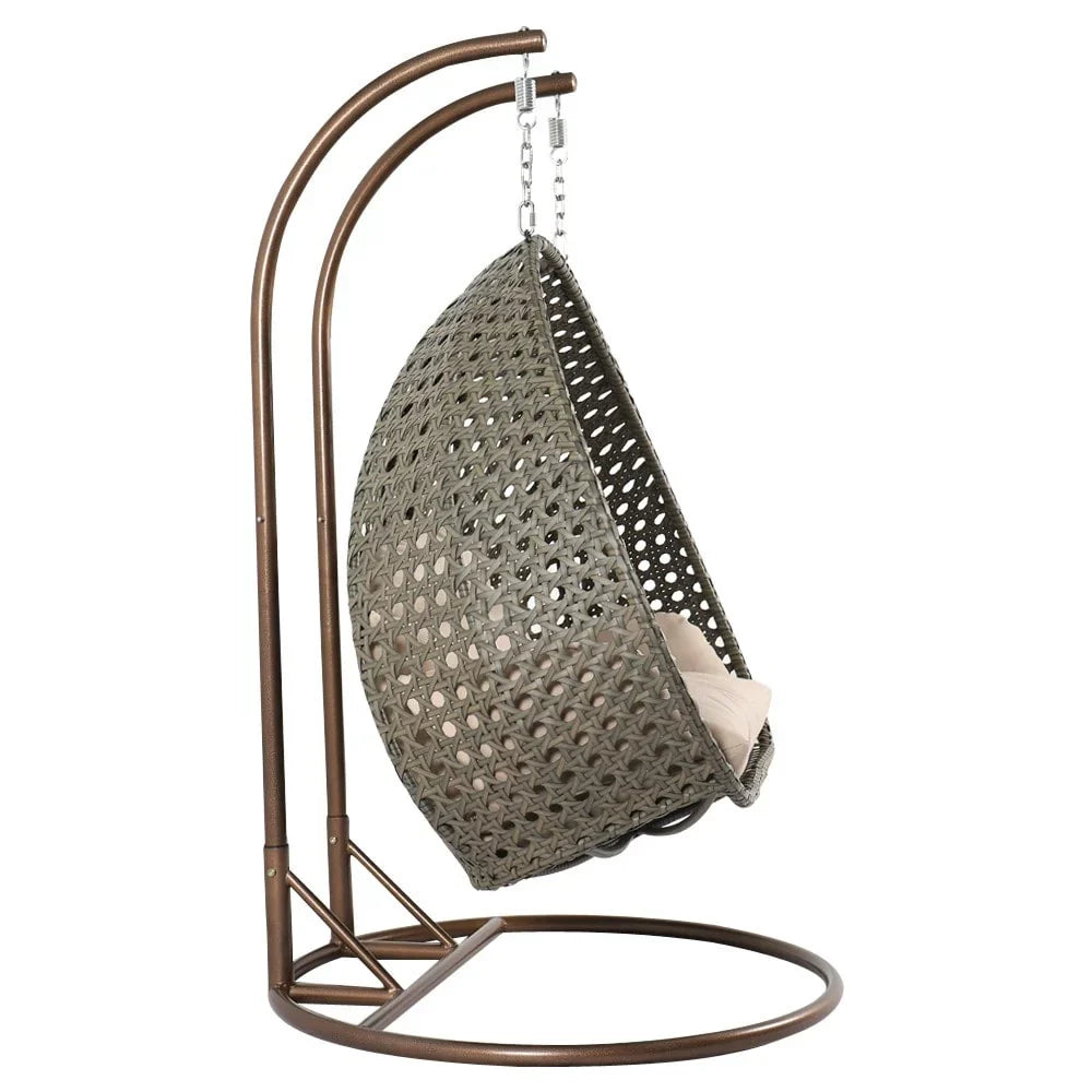 LeisureMod Κρεμαστή Πολυθρόνα Egg 2 Ατόμων με Βάση - Εξωτερική/Εσωτερική Κούνια-Αιώρα από Ρατάν με Μαξιλάρια