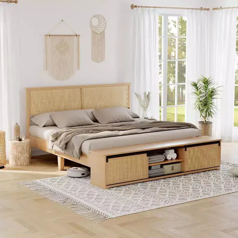 Σκελετός κρεβατιού σε Boho Farmhouse στυλ από φυσικό ρατάν, με αποθηκευτικό χώρο με συρόμενη πόρτα τύπου αχυρώνα, κεφαλάρι με φωτισμό LED και πόδια στήριξης από μασίφ ξύλο.