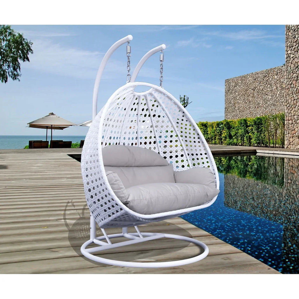 LeisureMod Κρεμαστή Πολυθρόνα Egg 2 Ατόμων με Βάση - Εξωτερική/Εσωτερική Κούνια-Αιώρα από Ρατάν με Μαξιλάρια